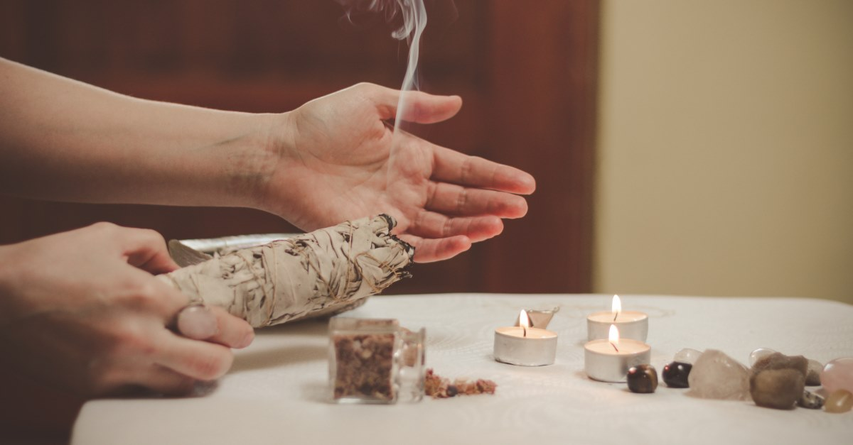 THỰC HIỆN NGHI LỄ THANH TẨY VỚI KHÓI XÔ THƠM - SMUDGING WITH SAGE - Chữa  Lành Việt Nam